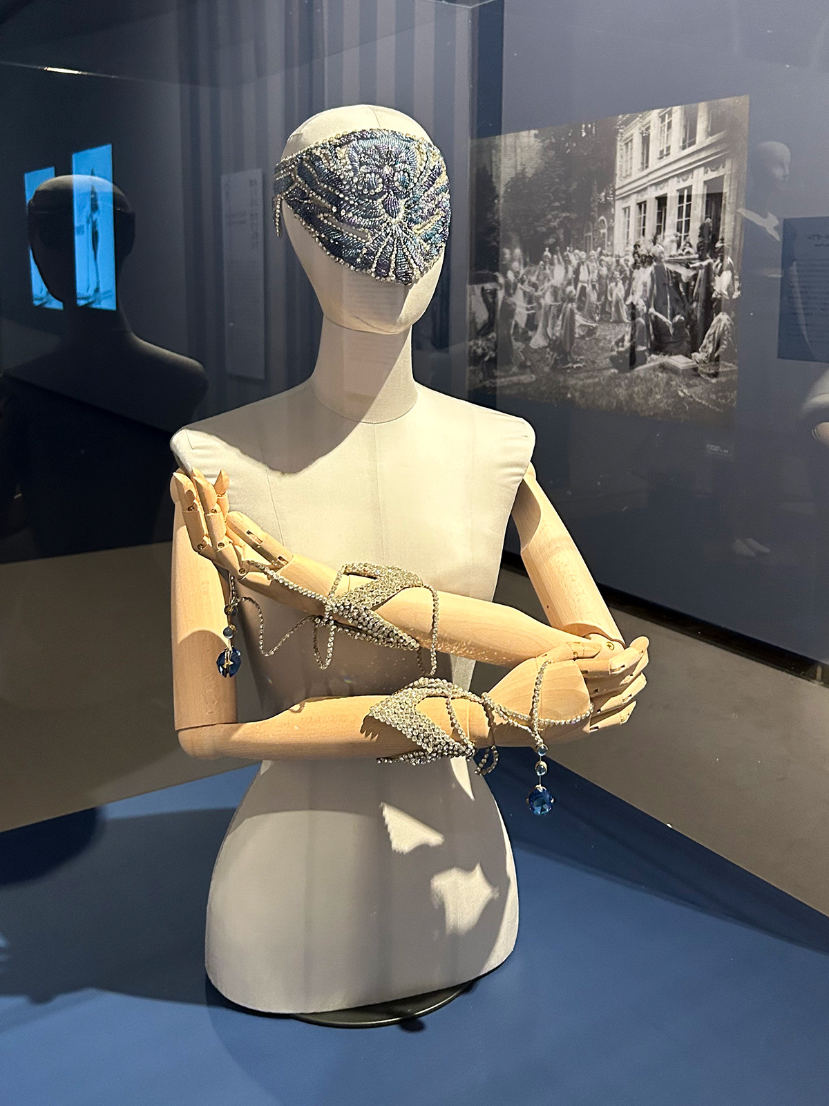 ポール・ポワレ《夜会用マスク、ブレスレット “深海” 》（制作：マドレーヌ・パニゾン）1919年、メタリックチュールにガラスビーズとクリスタルガラスで刺繍、小瀧千佐子蔵