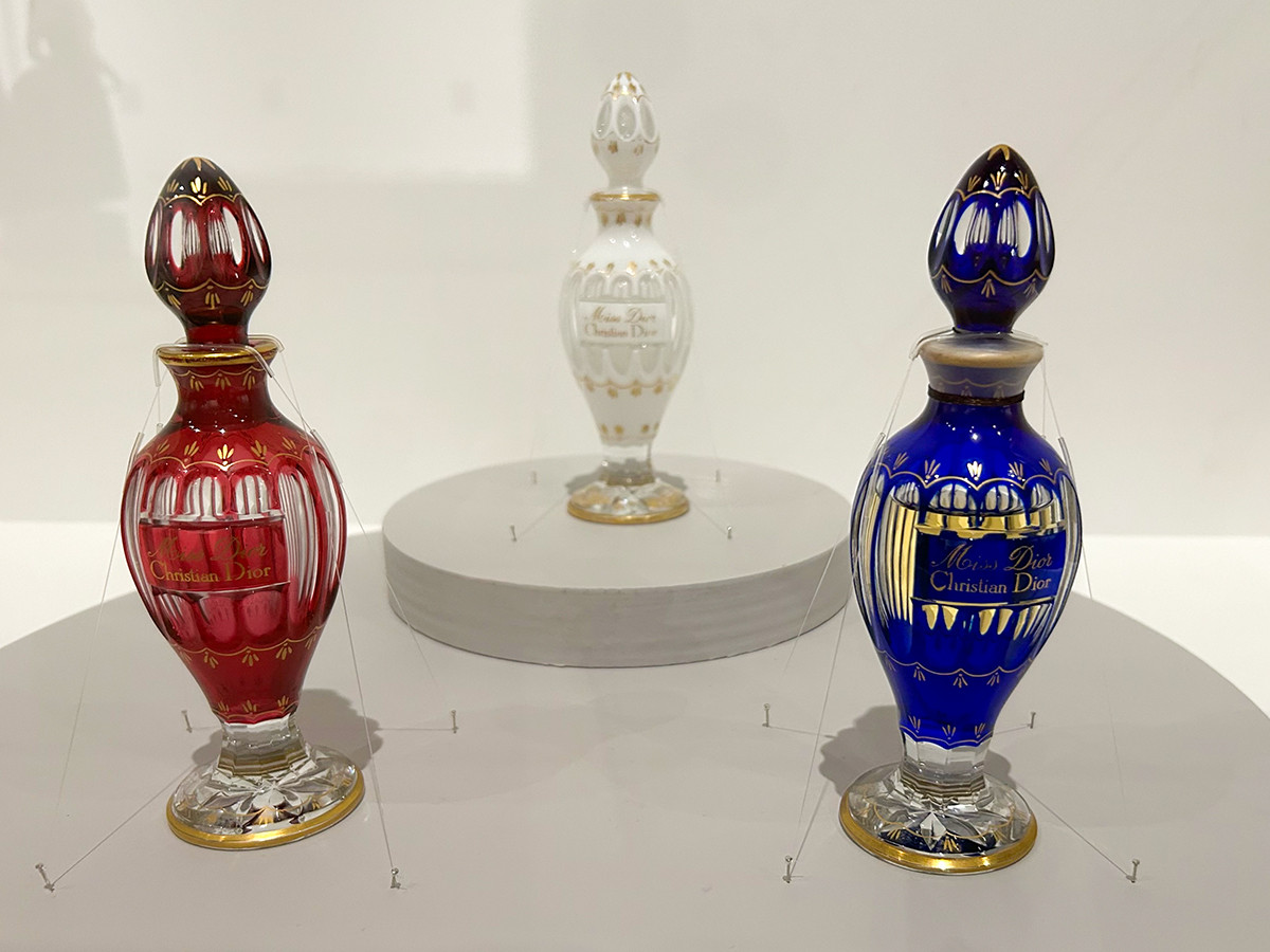 バカラ《香水瓶「ミス・ディオール」赤・白・青》1948年、ガラス、高砂コレクション®️