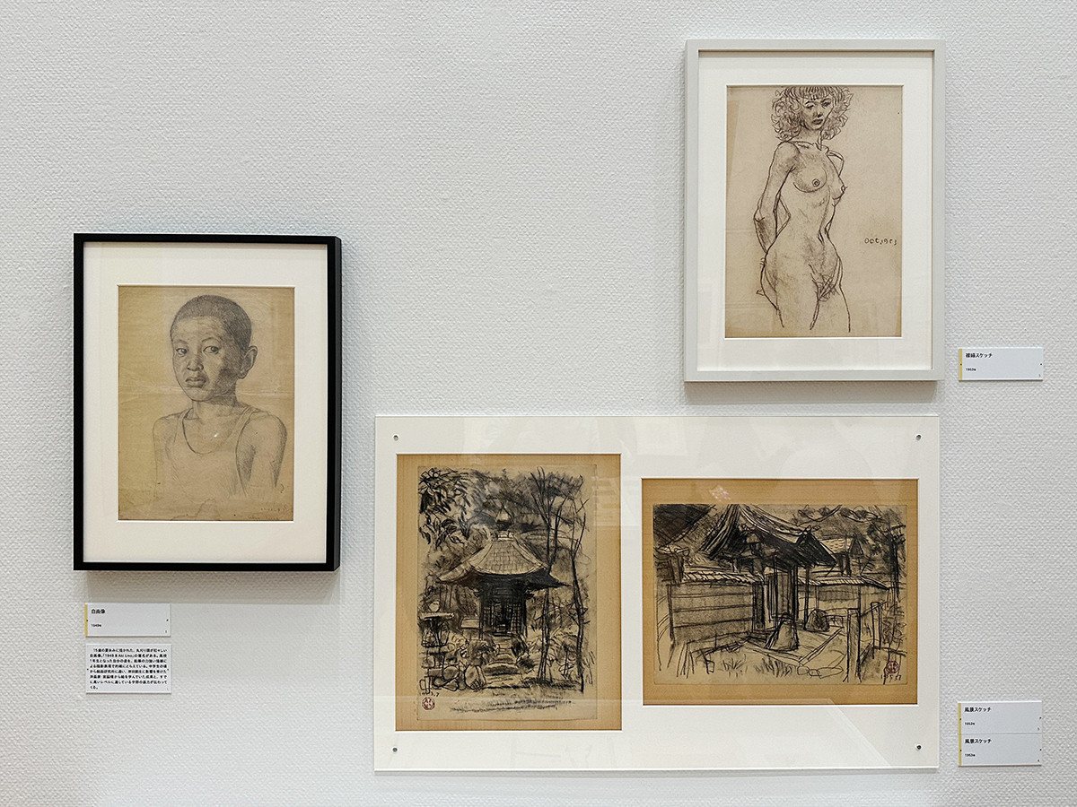 東京オペラシティアートギャラリー「宇野亞喜良展 AQUIRAX UNO」会場より　（左端から時計回り）《自画像》1949年 ／ 《裸婦スケッチ》1953年 ／ 《風景スケッチ》1953年 ／ 《風景スケッチ》1953年