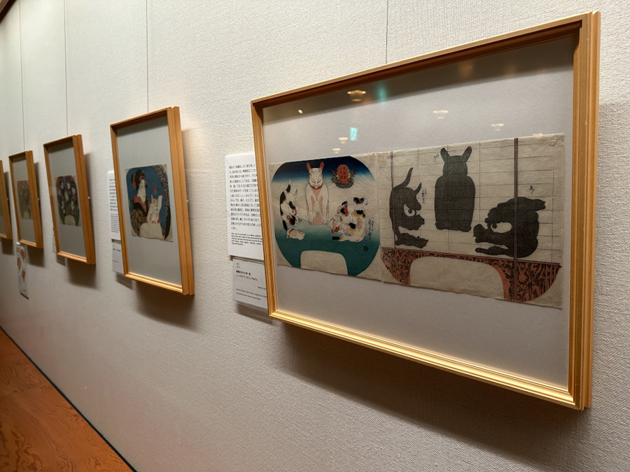 太田記念美術館「国芳の団扇絵　― 猫と歌舞伎とチャキチャキ娘」会場