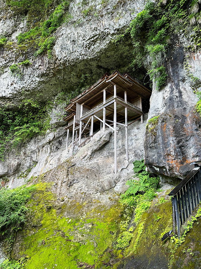 三徳山三佛寺奥院　国宝「投入堂」