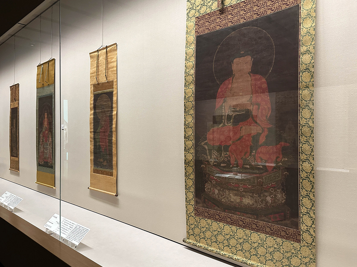 根津美術館「美麗なるほとけ　館蔵仏教絵画名品展」会場より　（右手前）重要文化財《阿弥陀如来像》朝鮮・高麗時代　大徳10年・忠烈王32年　根津美術館