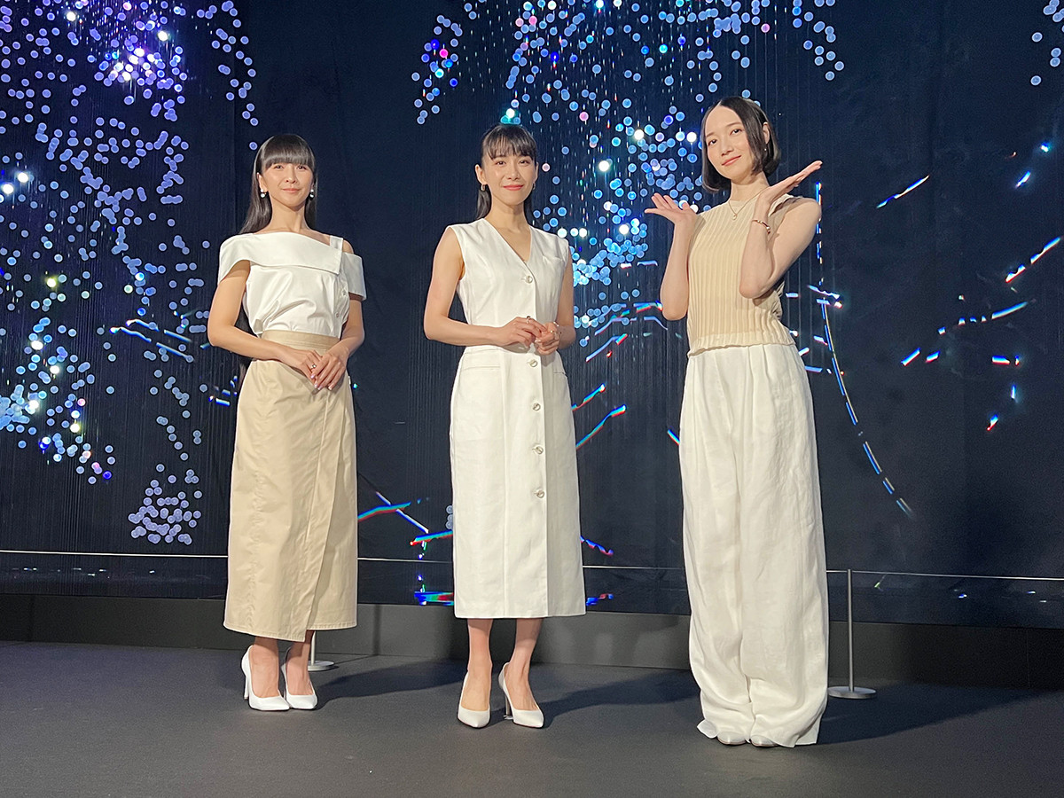 TOKYO NODE「Perfume Disco-Graphy 25年の軌跡と奇跡」会場より　記者発表会に登壇した、Perfumeの3人