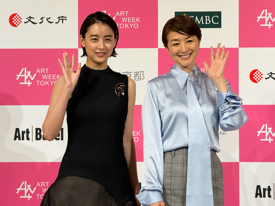 「アートウィーク東京」記者発表会にて　（左から）スペシャルゲストの山本美月さん、アンバサダーの鈴木京香さん