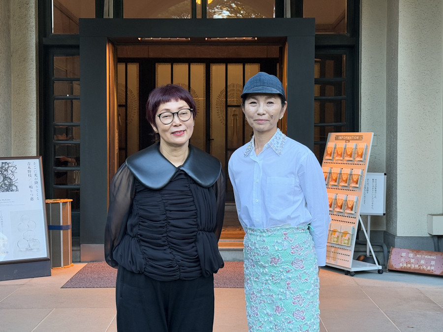 東京都庭園美術館「そこに光が降りてくる　青木野枝／三嶋りつ惠」　（左から）青木野枝、三嶋りつ惠