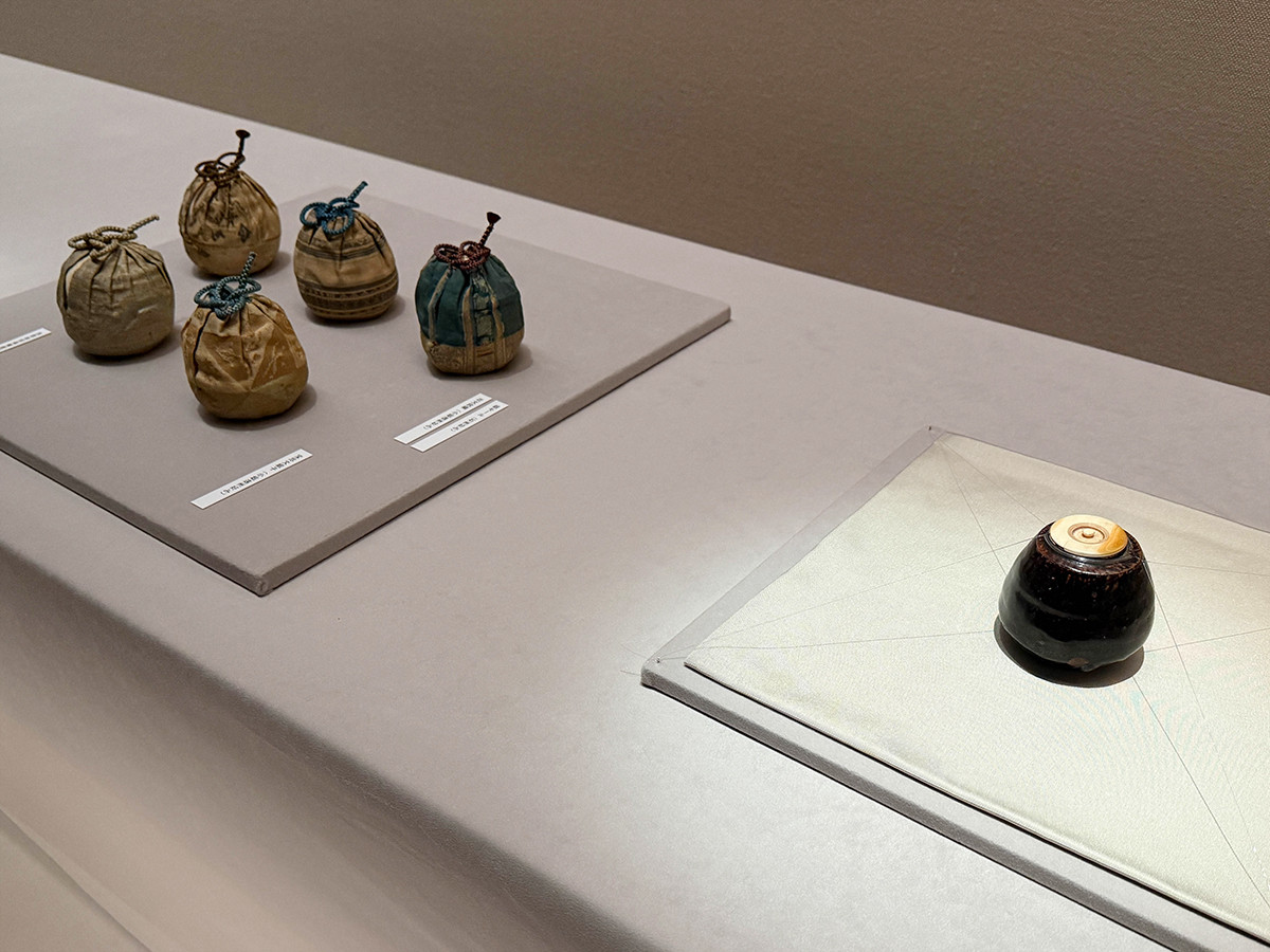 根津美術館　特別展「片桐石州の茶　武家の正統」会場より　《尻膨茶入　銘 夜舟》瀬戸　桃山～江戸時代　16～17世紀　根津美術館蔵