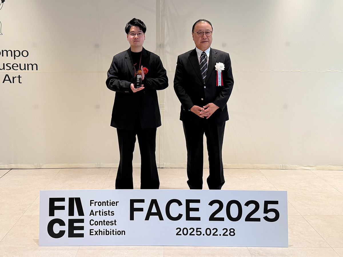 SOMPO美術館「FACE展2025」表彰式より　（左から）グランプリの齋藤大さん、公益財団法人SOMPO美術財団 櫻田謙悟 理事長